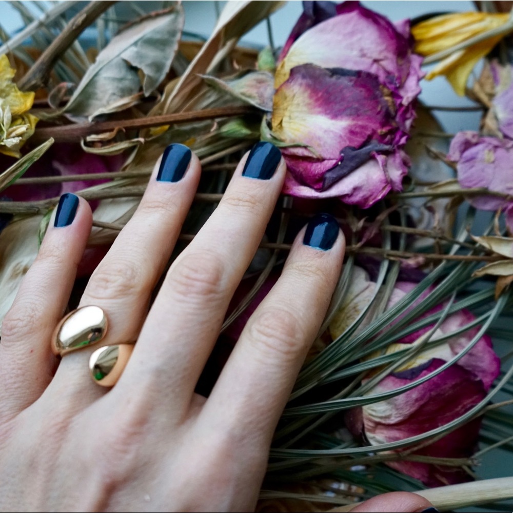 Ring. Metallic finish. Gold